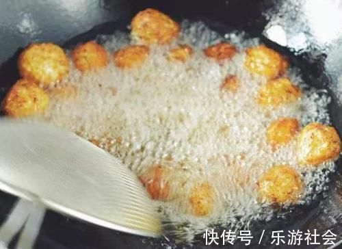炸萝卜丸子,别只加面粉,多加两样食材,丸子更酥脆,凉了也好吃