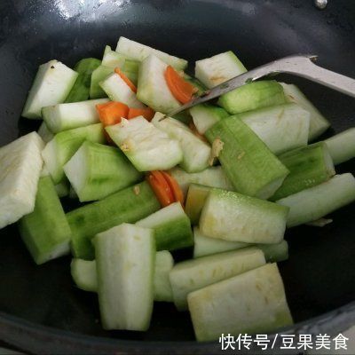 道家常干鱿鱼炒丝瓜|这道家常干鱿鱼炒丝瓜简单快手，超下饭