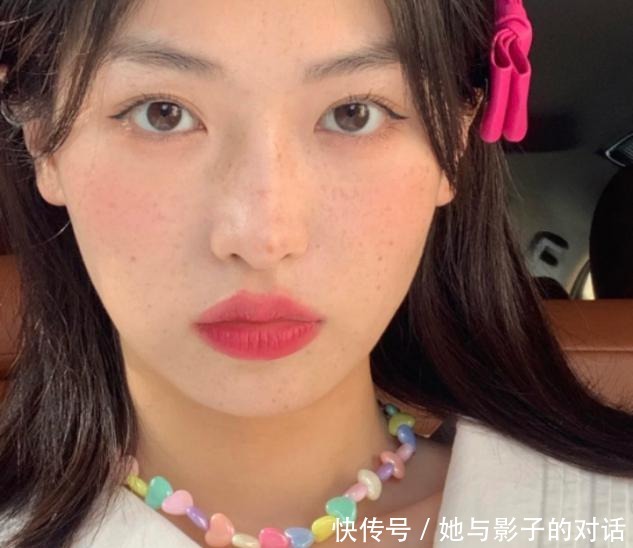 美女|氛围感美女唇妆是重点,口红谁都涂,配合小技巧颜值翻倍!