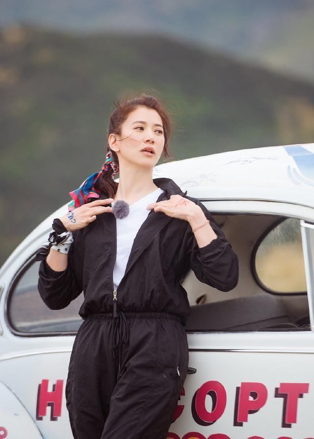 别小看一条丝巾,夏日想搭出活力全靠它,8种时髦系法简单又出彩