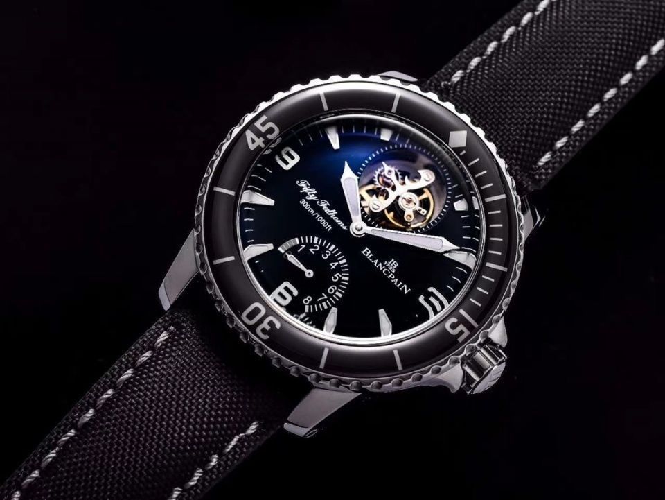 绿水鬼 在价格上天的绿水鬼面前,谁能拿下潜水表的下一个宝座!那只有五十噚莫属了!!!