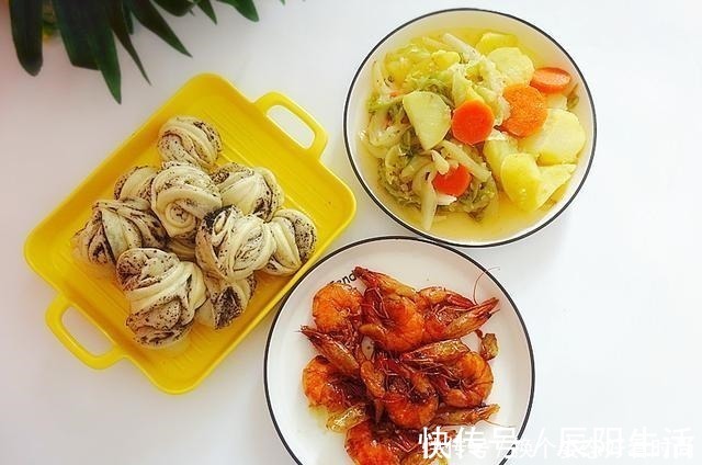 天冷了,三餐都要认真做,晒下我家的晚餐,两口人的餐桌,温暖!