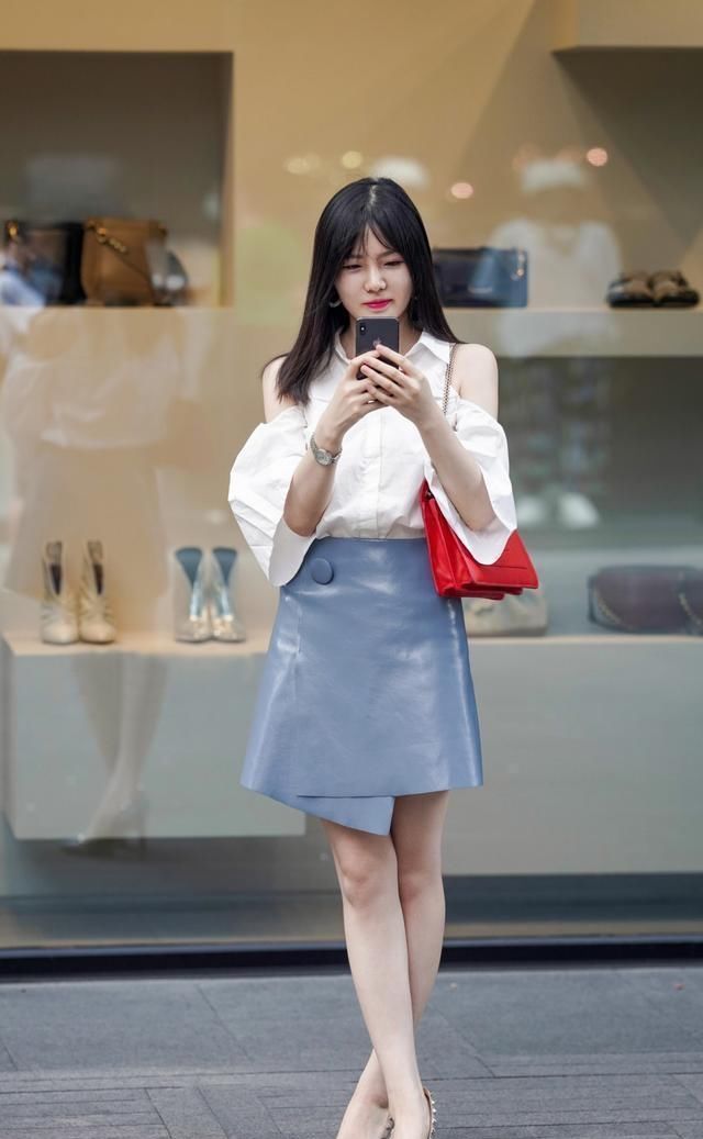 连衣裙尽显优雅简约风，简约不失高端