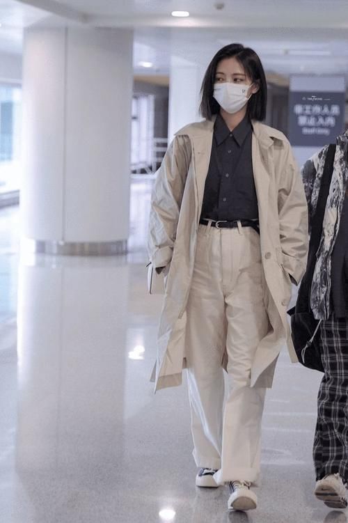 耐看|同色系穿搭好高级!穿灰色风衣配阔腿裤,简约搭配超耐看