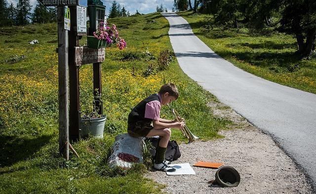 道德感|“31岁还是个孩子”:“巨婴式教育”能不能洗洗睡了