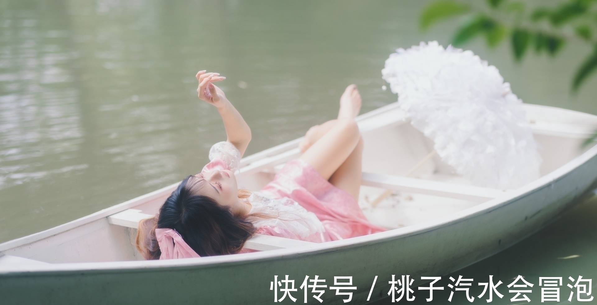 高天云#青山何处是,秋色已成空。凭窗期盼天涯客,谁晓红尘魂梦中