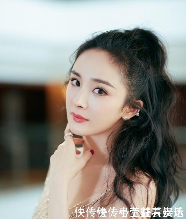 丸子头|别再扎低马尾啦,很显老!今年流行这3种“扎发”,谁扎谁好看