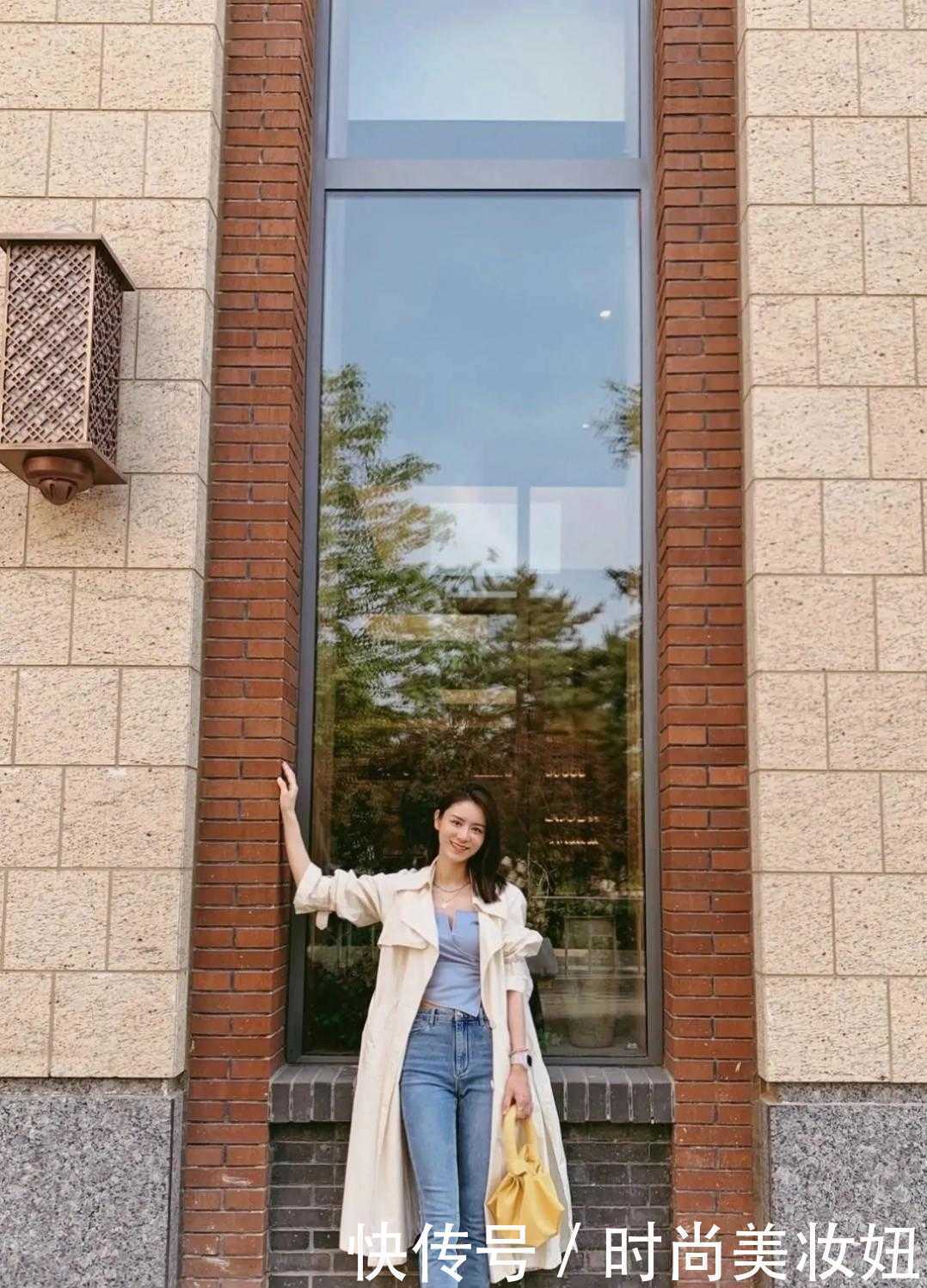 搭配|林峯老婆真懂高级穿搭技巧,风衣配牛仔裤,穿出满满的大牌范