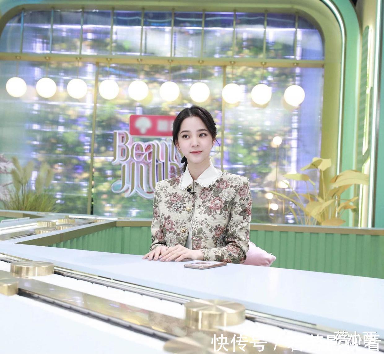 衬衫|58岁毛阿敏穿搭真时髦,花衬衫配五分裤,一头奶奶灰短发好吸睛