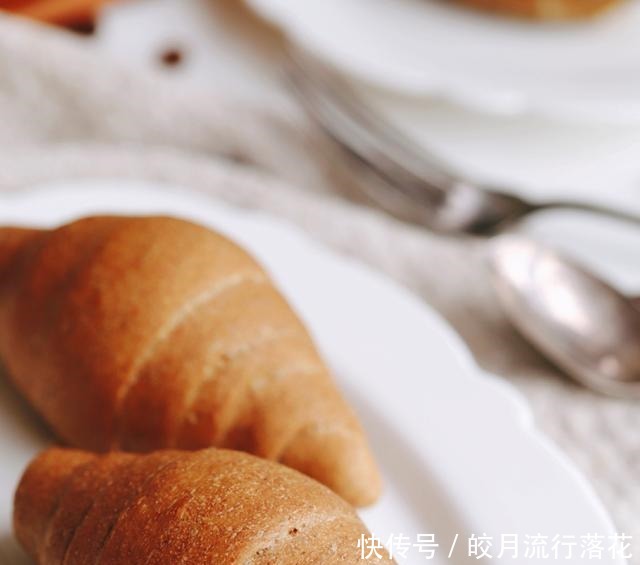 即有着浓浓的咖啡味,又有着黑麦香,日式咖啡黑麦盐面包值得一试