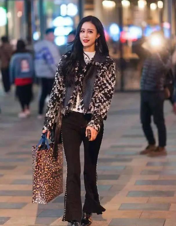 街拍:气质端庄典雅的姑娘,淡红色连衣裙简约又显落落大方