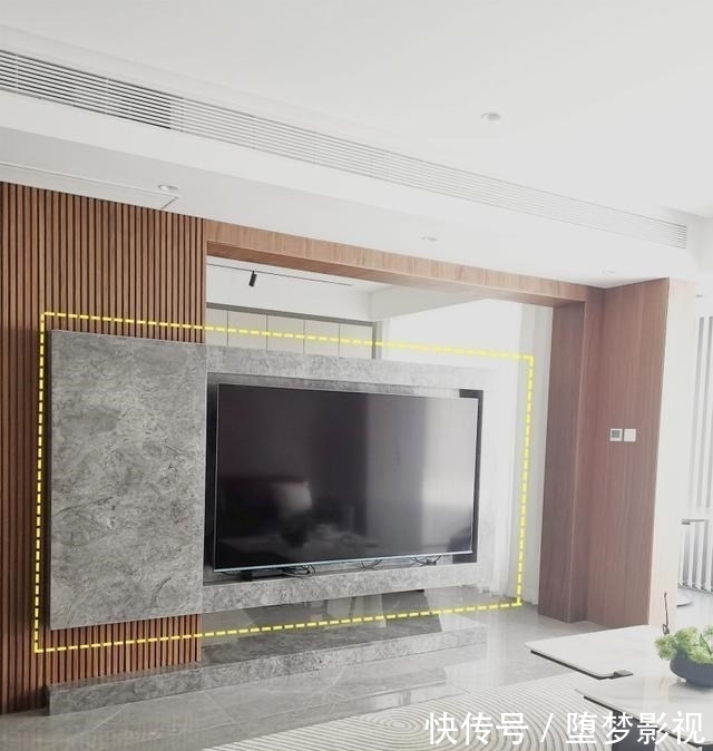 欧松板|打掉客厅与书房隔墙,壁挂悬浮电视墙做隔断,实现功能区互通共享