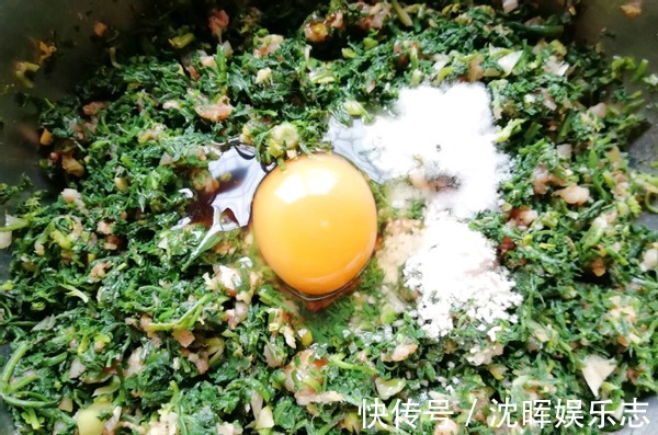 开春该吃啥这野菜包饺子正适合,清香可口味道好,鲜得忘不了