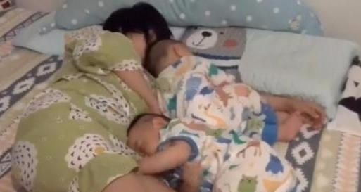 小宝宝|妈妈太累睡着了,双胞胎爬到妈妈怀里,玩一会也睡了,画面太暖心