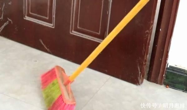 家里用扫帚扫地的要留意,我也是刚刚知道的,抓紧时间提醒家人