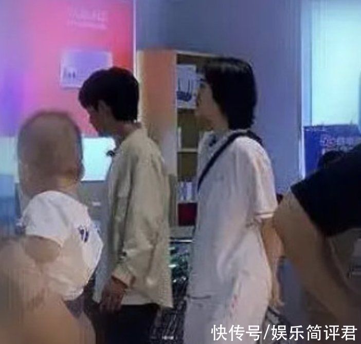 真一個(gè)人|同是和丁真一起逛街，周也姚安娜態(tài)度差太多，一個(gè)細(xì)節(jié)瞬間路轉(zhuǎn)粉