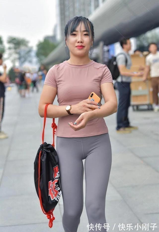 搭配 立体精美的瑜伽裤装扮复古感十足,满足你对美的追求,安静温柔