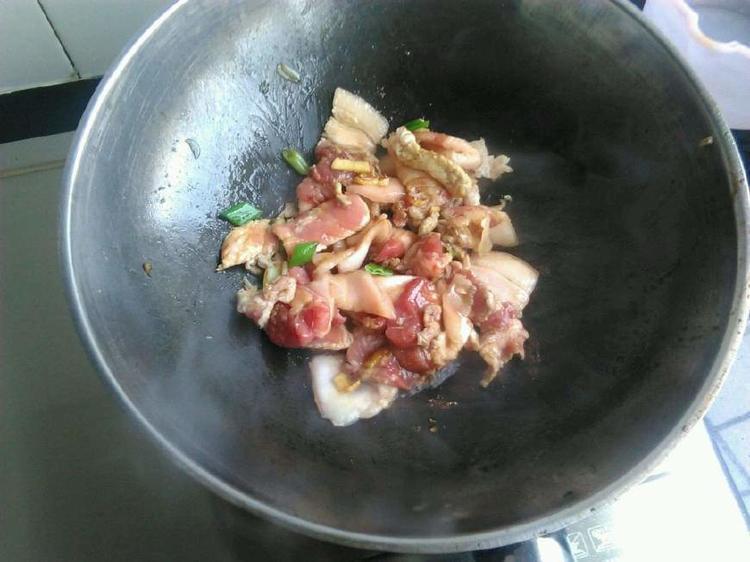 傻傻|炒猪肉时,别傻傻直接下锅!多加“这一步”,肉更鲜嫩入味