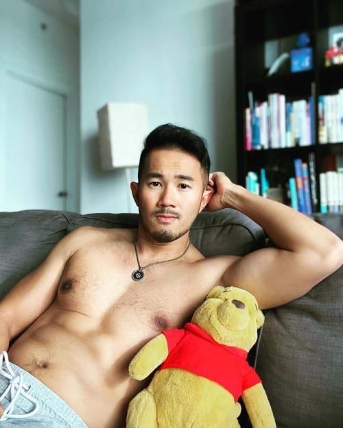 熟男风|胡子型男掀起熟男风,健身+运动塑造精壮的胸肌和质感的腹肌