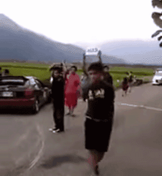 |搞笑段子王:赛车手,你这驾驶技术不行啊,车都开到沟里了