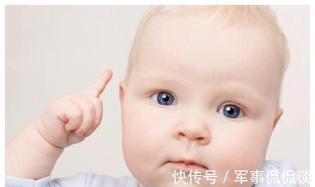 智力发育|宝宝智力发育异常，婴儿时期就会有“信号”，5个细节可判断