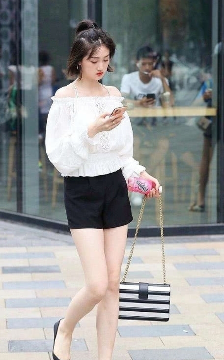 气质|街拍:气质出众的美女,各种风格随意切换,你喜欢哪种