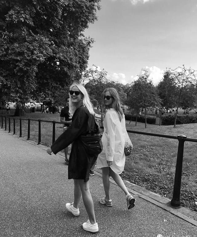  连衣裙|忘掉高跟鞋，“连衣裙+平底鞋”才是夏季王炸组合