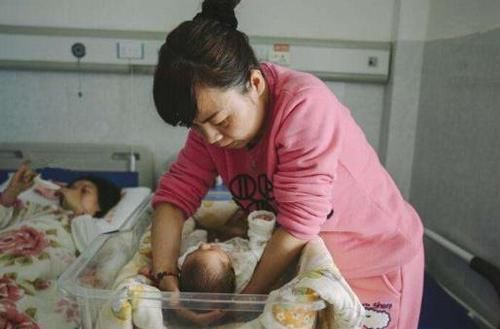 保姆进屋后察觉不对,抱起孩子撒腿就跑,事后家长奖励她2万元