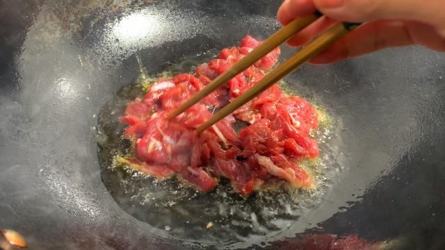 为啥炒牛肉咬不动？分享几个牛肉嫩滑的技巧，过年了给家人露一手