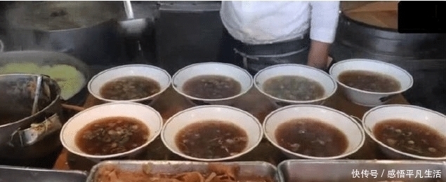 大哥|大哥卖面1碗10元仅有1口面,天天排10米长队,顾客我是冲肉来的