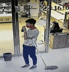 |搞笑GIF笑话:还好没人看到,继续喝我的八二年咖啡