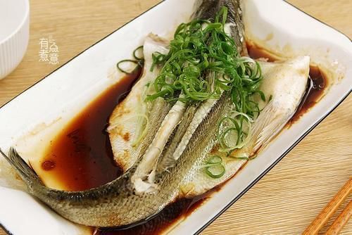 正确|清蒸鱼,放盐和生抽都不对!厨师:教你正确做法,鱼肉鲜嫩无腥味