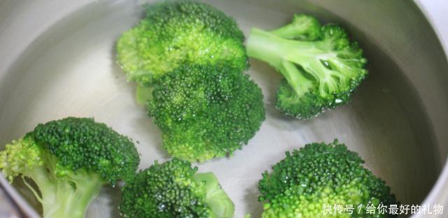 西兰花里|小清新饭团,米饭加西兰花,包沙拉馅,一口一个超满足