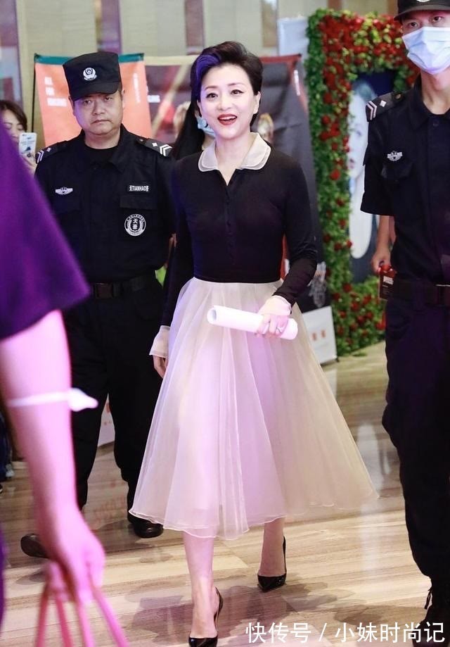 背头|杨澜学小姑娘赶时髦,穿纱裙挑染蓝发新潮又减龄,气质却依然端庄