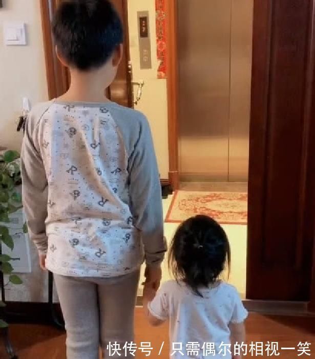 妹妹|哥哥带妹妹迎接老爸,电梯开门孩子的动作让爸爸笑成花,好幸福啊