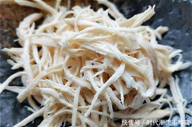 做凉面时,煮熟后过凉是大错!大厨这样做,面条更筋道,更有嚼劲