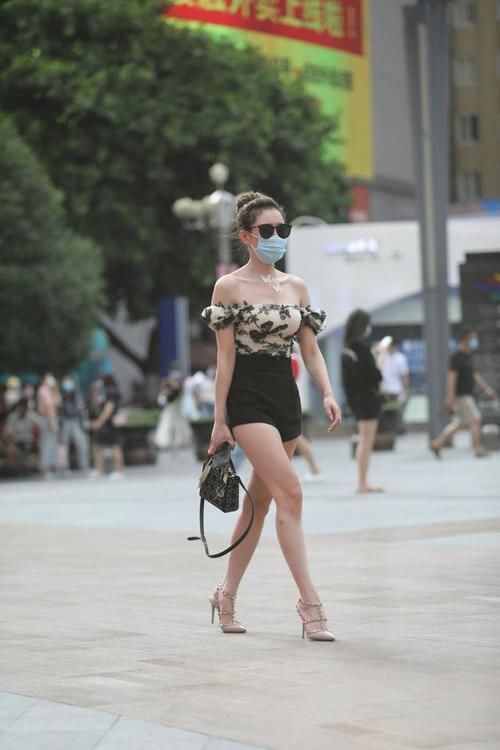 逛街遇到路人搭讪，女神范十足，会穿搭的女人逛街总是能吸引眼球