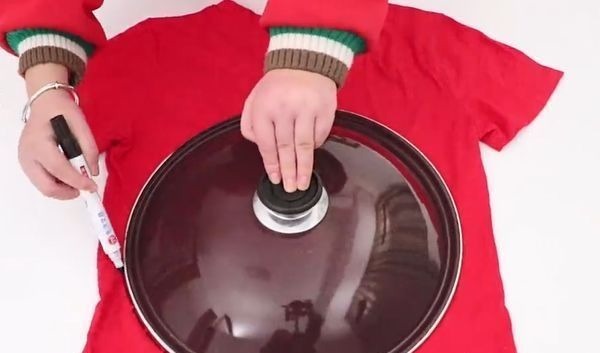 把锅盖放在旧衣服上,剪一剪,缝一缝,放在家里超实用!