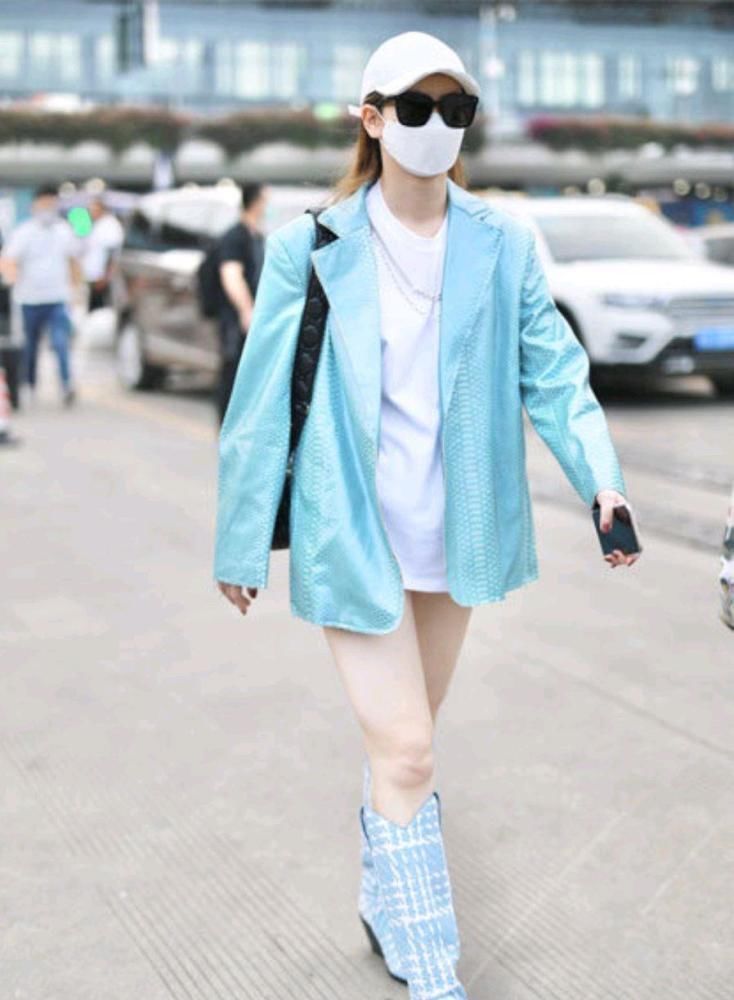 今冬超火的一对鞋子,叫“骑士靴”,帅气时髦,女明星都在穿!