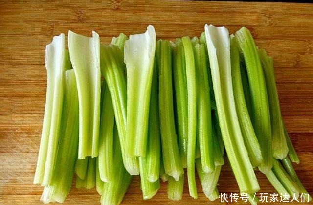 为什么说芹菜只吃茎不吃叶对比一下营养就知道了!