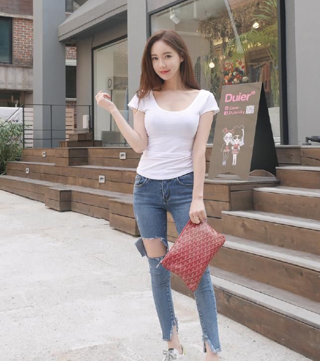 紧身的破洞牛仔裤，修长迷人，显得清新爽朗充满活力哦