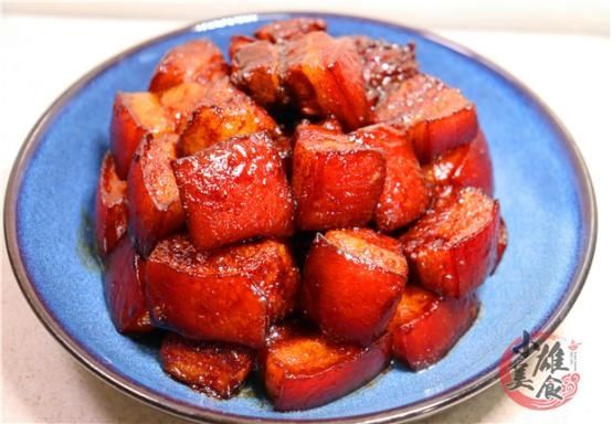 糖色|做红烧肉时,最忌焯水和用水炖,大厨教你一招,肥而不腻超下饭