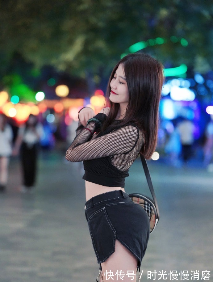 钩子 裤腿都裁成“两截”了,用钩子接上,穿着都“漏风”