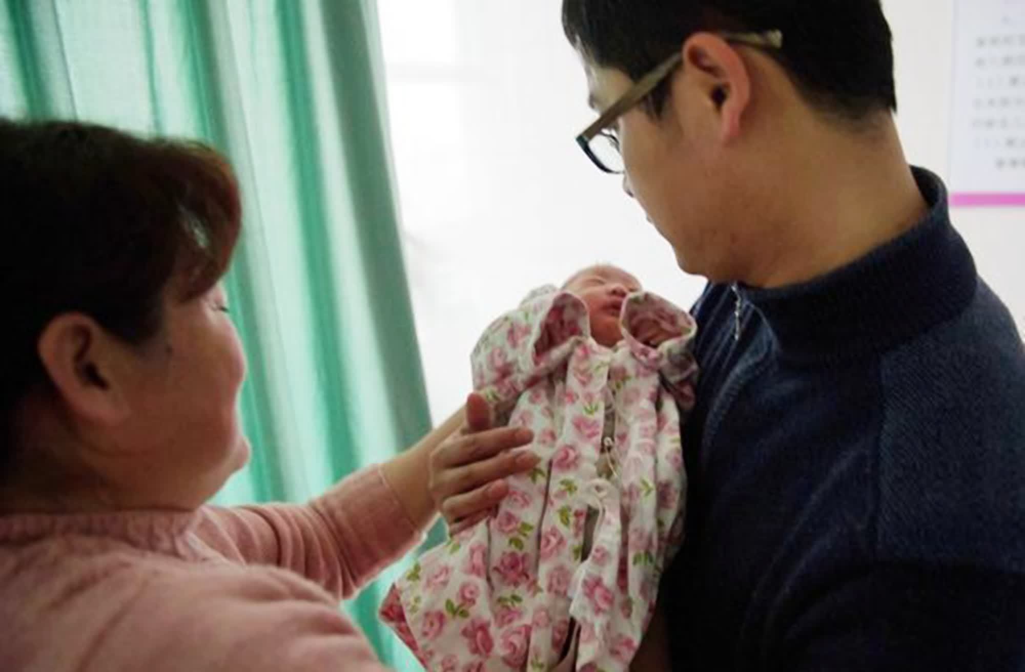 安全感|抱着睡、放下醒的“睡渣”宝宝,你家有同款吗?这几招或许有效