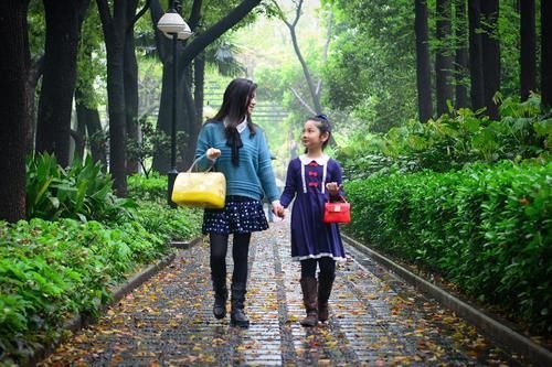 做法|女儿如果喜欢偷偷“夹腿”,妈妈的做法很关键,会影响女儿的一生