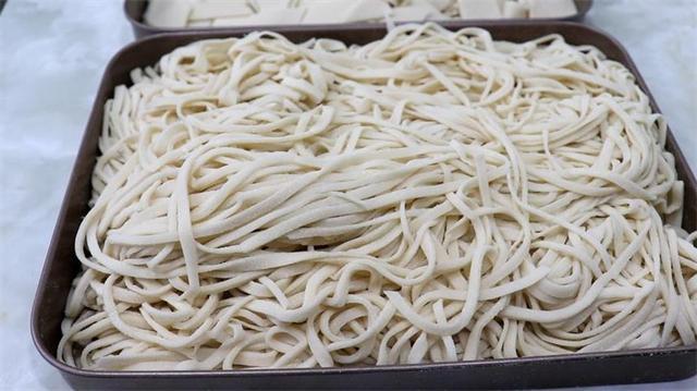 这才是北方人最拿手的手擀面做法,手工做的比机器压的还要好