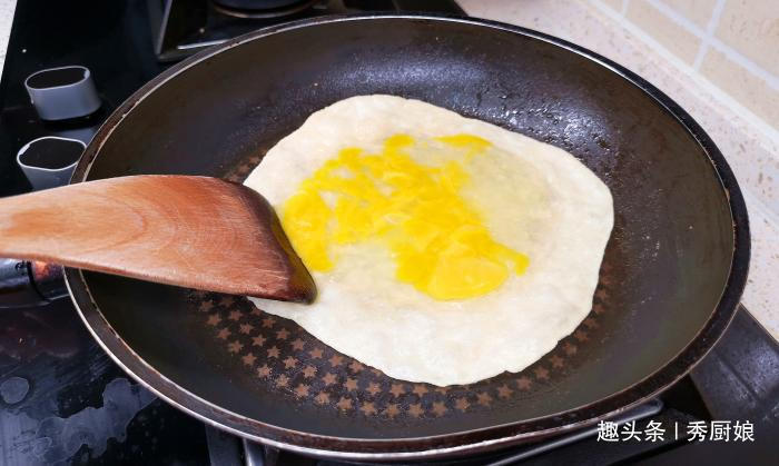 烙饼时,有人抹油,有人烫面,老面点师傅:都不对,教你正确做法