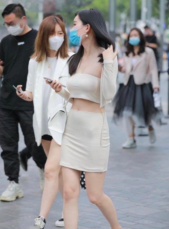 美背 全套衣服珍珠白搭配冷白小包包,气质动人,青春活力