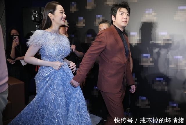 礼服|组图:吉娜挺孕肚穿礼服明艳动人 爆料郎朗弹琴时宝宝会胎动