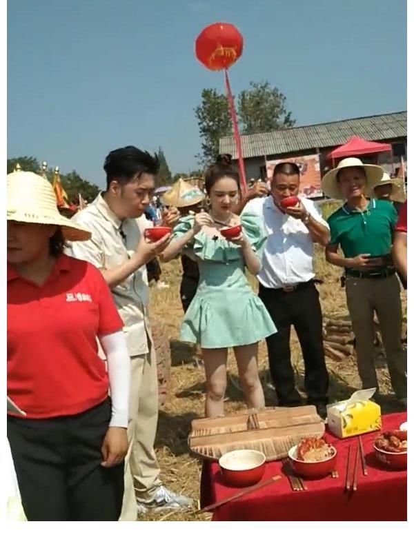 湖南臺(tái)|力挽口碑？湖南臺(tái)主持人到農(nóng)村錄節(jié)目，杜海濤在田地里吃飯不嫌臟